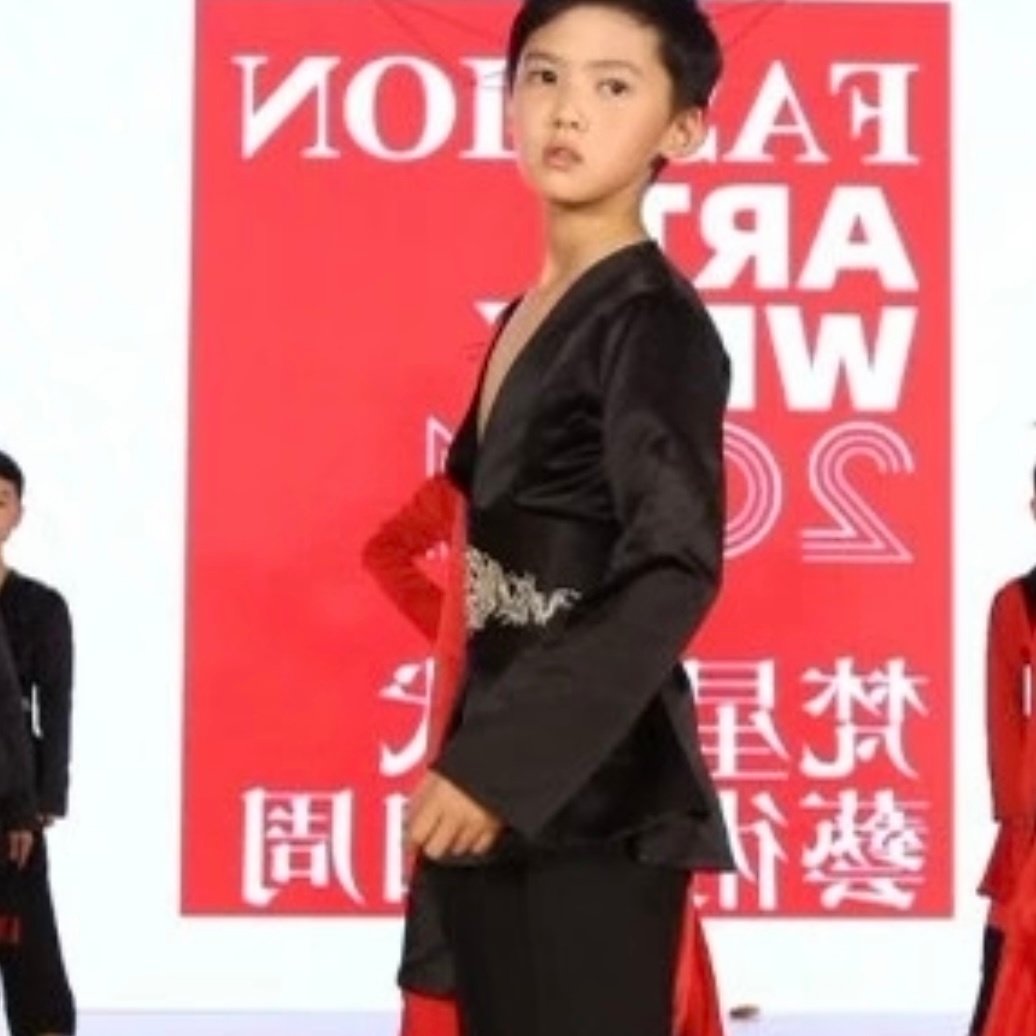这波张奕然赢了因为他童模发力了 