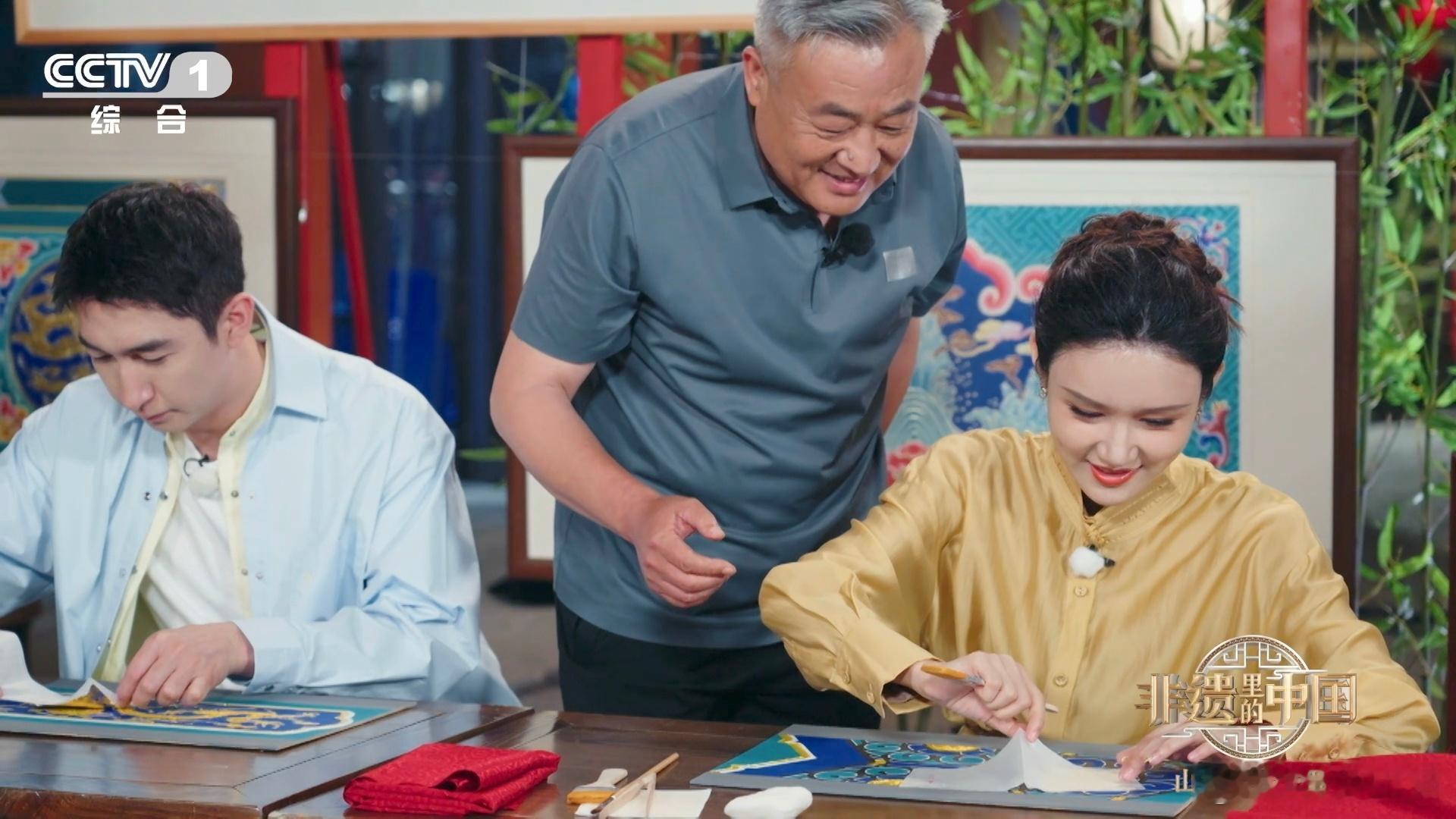 听起来很贵其实很便宜的东西非遗里的中国 壮锦织造费时费力，做成发带、小挂饰性价比