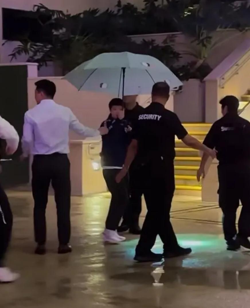 不得不说， 新加坡WTT主办方是懂流量密码的，全程对莎莎保护的很好。
新加坡安保