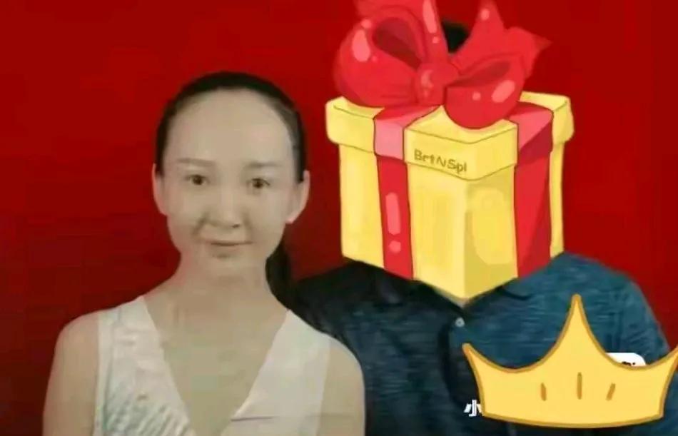 看叶珂这张照片，其实她不是丑是老。20多岁像40多一样。
后来叶珂通过自己不断的