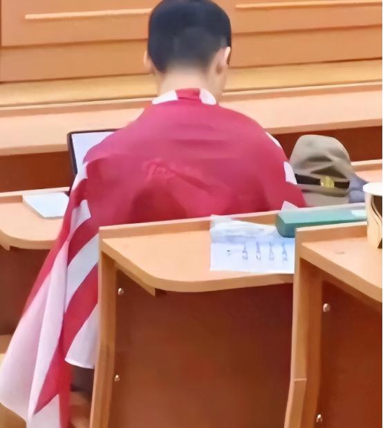 莫大课堂亮出旭日旗，据报当事人已被遣返，八年前厦大田佳良的教训忘了吗？
 
八年