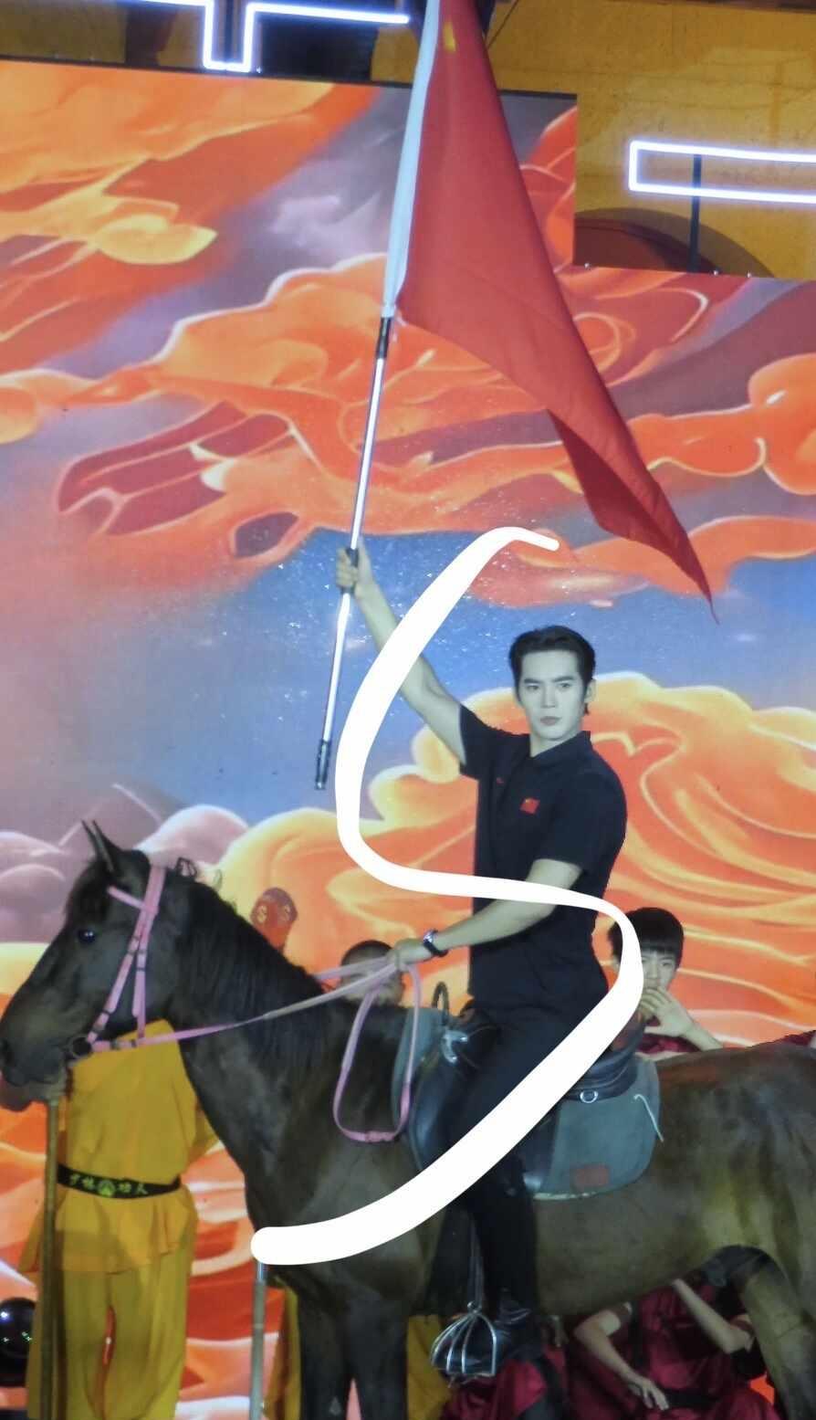 于适鸿星尔克发布会骑马上场下场全过程
于适和小鱼儿永远在一起 骑马
