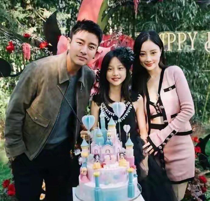 贾乃亮装不下去了，女儿“大义灭亲”挫破他的好丈夫人设！

甜馨真的长大了，会为妈