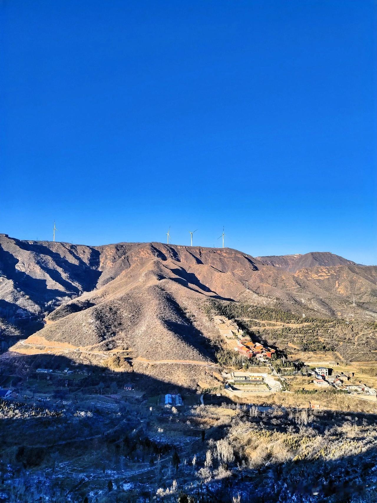 冬日的晴空下，驱车行至京郊的山地，抬眼便撞进一片澄澈的蓝。那蓝像被水洗过般干净，