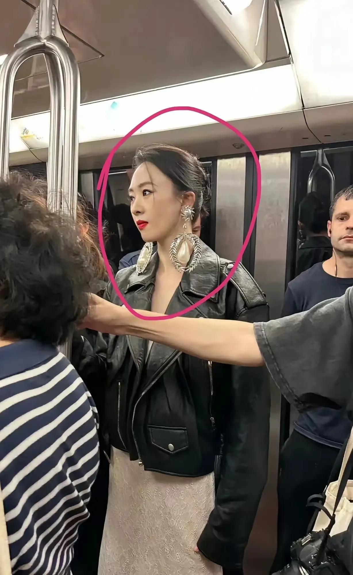 童谣被拍到在国外坐地铁，孤身一人，耳环夸张，黑皮衣白纱裙，很抢眼…，但是…无人在