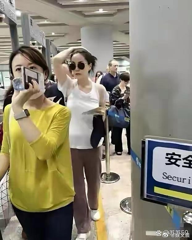王菲机场状态绝了！ 被偶遇抓拍，气场全开，谢霆锋的深情果然有迹可循。 ​​​