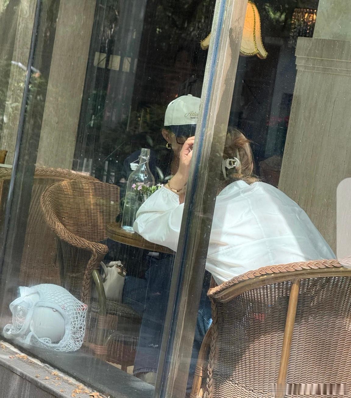 赵丽颖上海咖啡店会友上海偶遇赵丽颖咖啡店会友 一位在上海的网友路过咖啡店偶遇赵丽