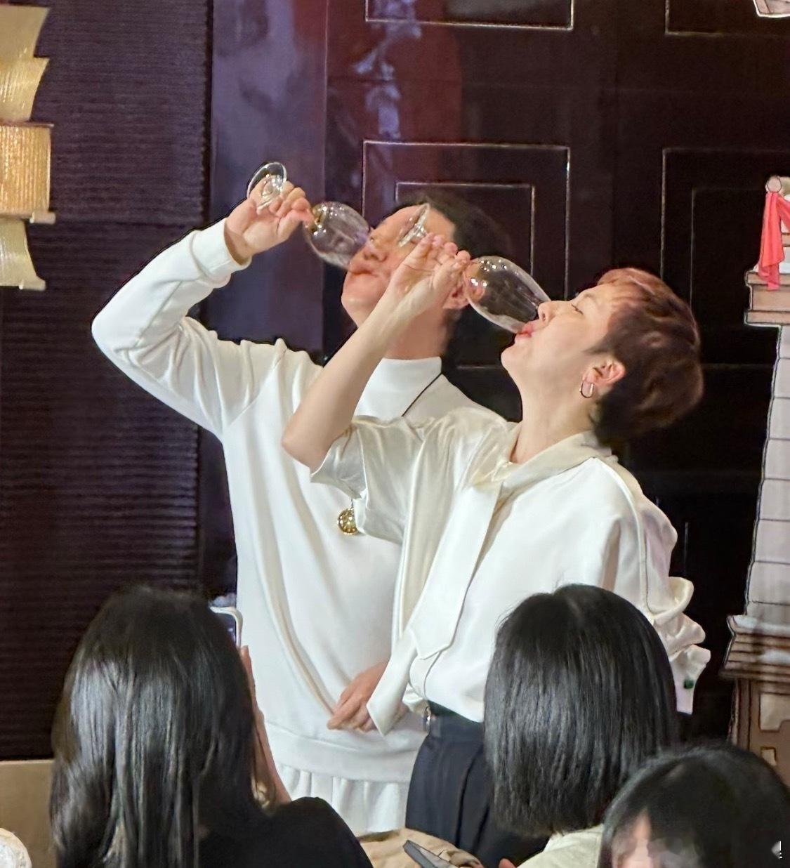 共饮放下成就开心 