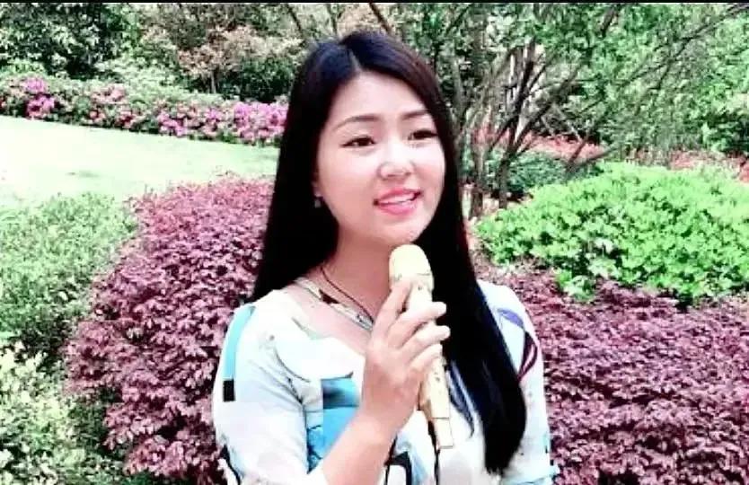 罗姣为何不选择单飞？

歌手罗姣有一副天籁般的好嗓子，是唱民歌的好料，让人不解的