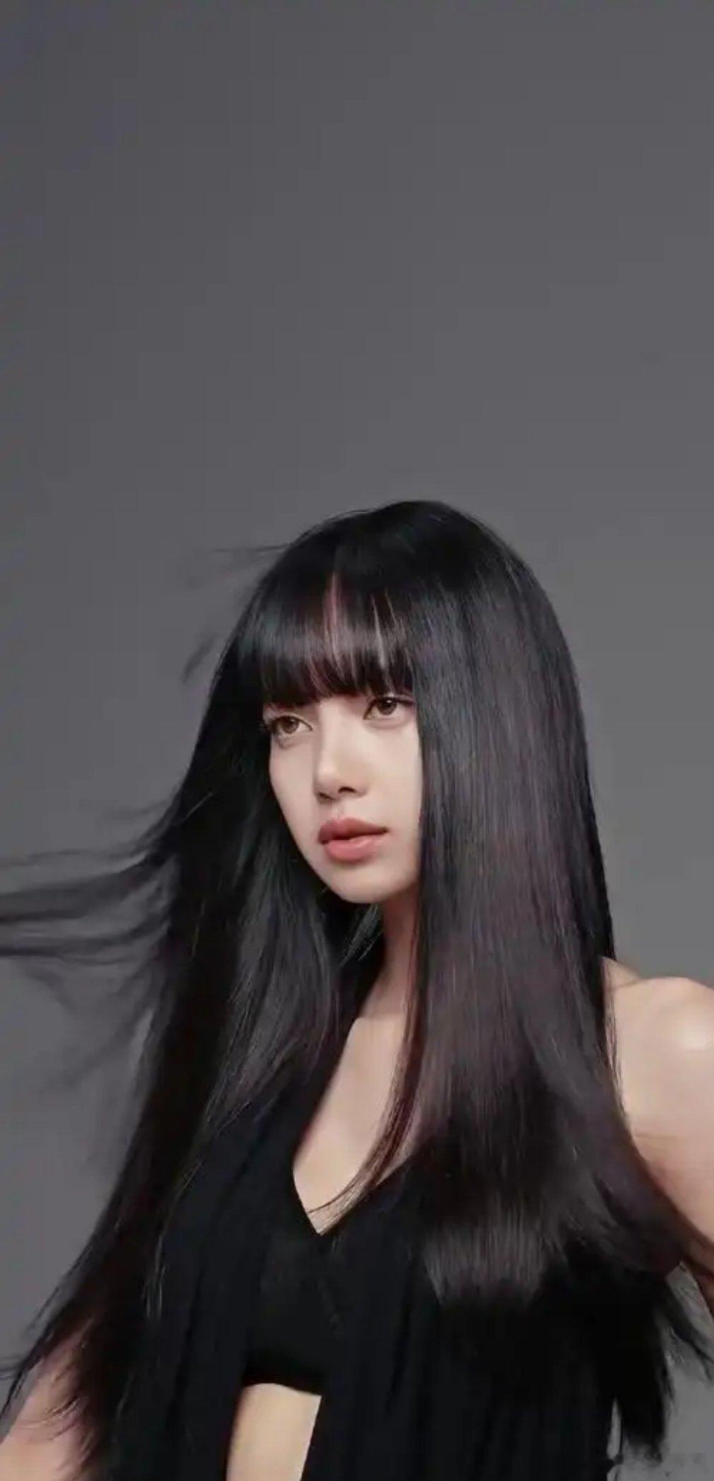 Lisa在纪录片里把BLACKPINK时期比作“镀金牢笼”，这话听着刺耳，却道出