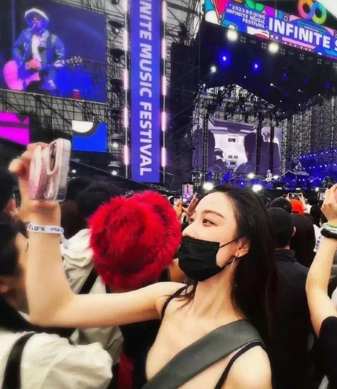 倪妮身材引起热议，有人说她骨盆前倾，也有人说她穿小吊带伤风败俗。

记得二十年前