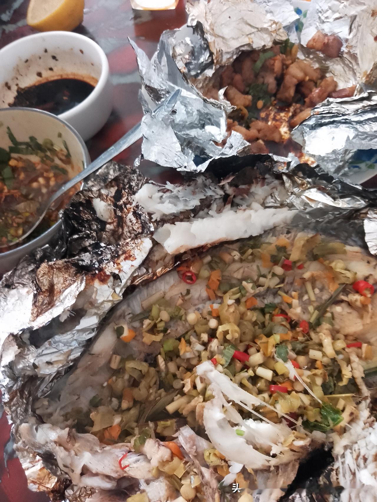 冬日生活打卡季今天休息做傣味包烧！酸酸辣辣太开胃了！儿子一人吃一份包烧五花肉！