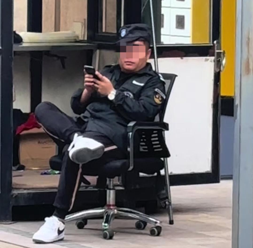 单位新来的保安小哥今天跟我说：“没想到当保安这么舒坦，早知道当保安这么舒服，早就