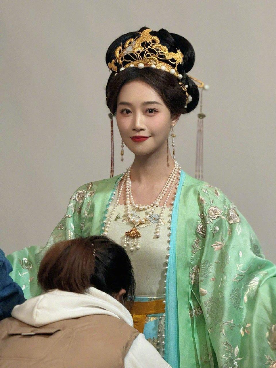 蓝盈莹在五福临门的妆造，真的是比浣碧的时候美太多了