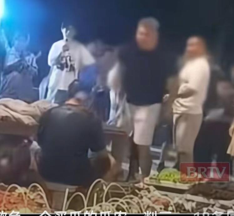 都说这个摊主是个脾气特别好的人，因为他根本打不还手，骂不还口，而其实，我感觉他才