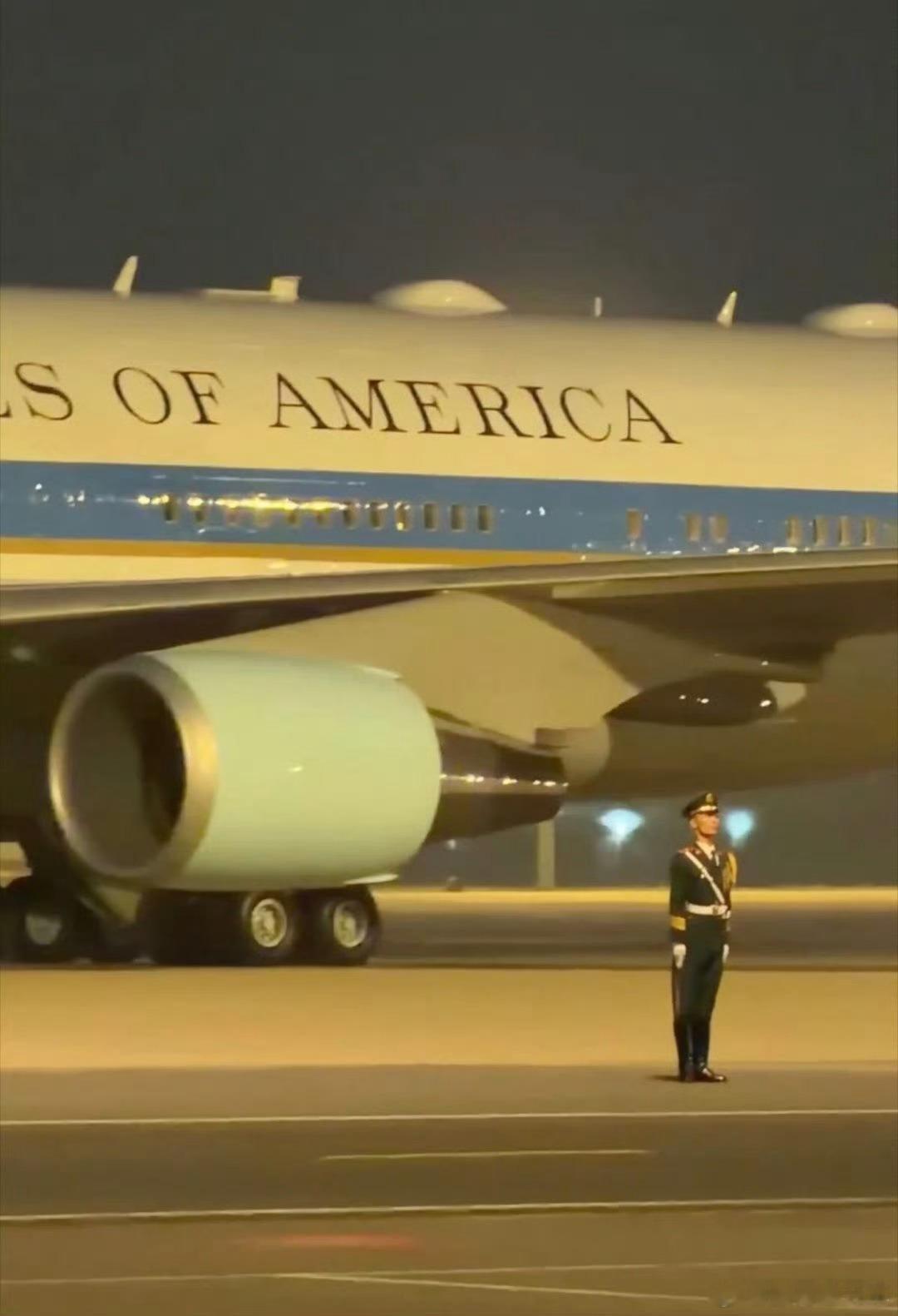 中国军人纹丝不动震撼外媒 “空军一号发出震耳欲聋的轰鸣声，而他居然纹丝不动！” 