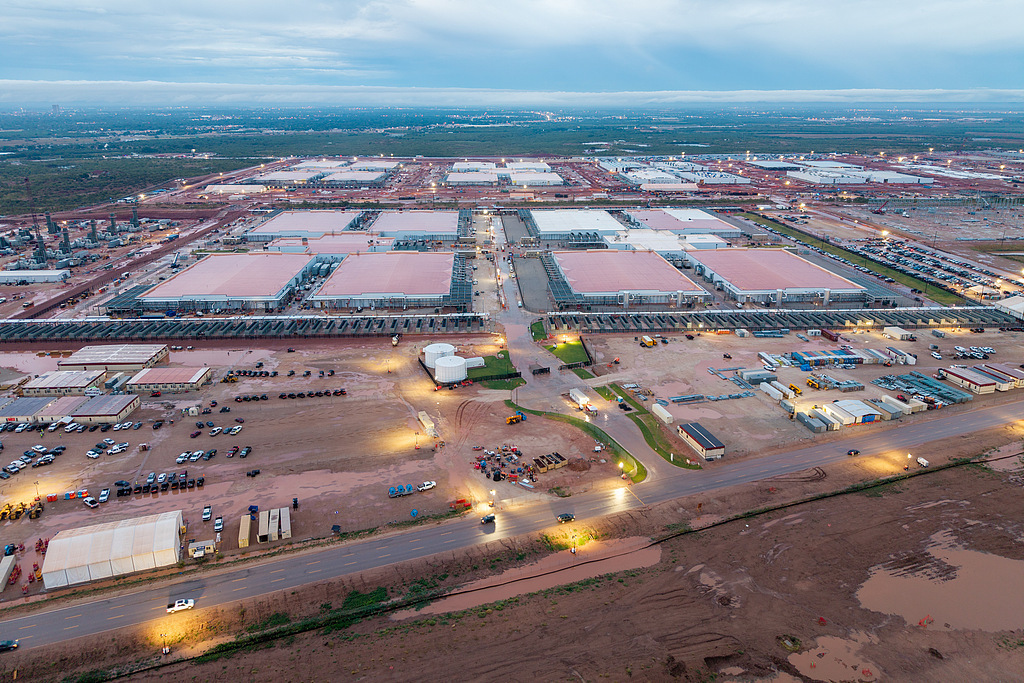 美国政界围绕AI基础设施建设监管分歧加剧。有议员提出法案主张暂停全美AI数据中心