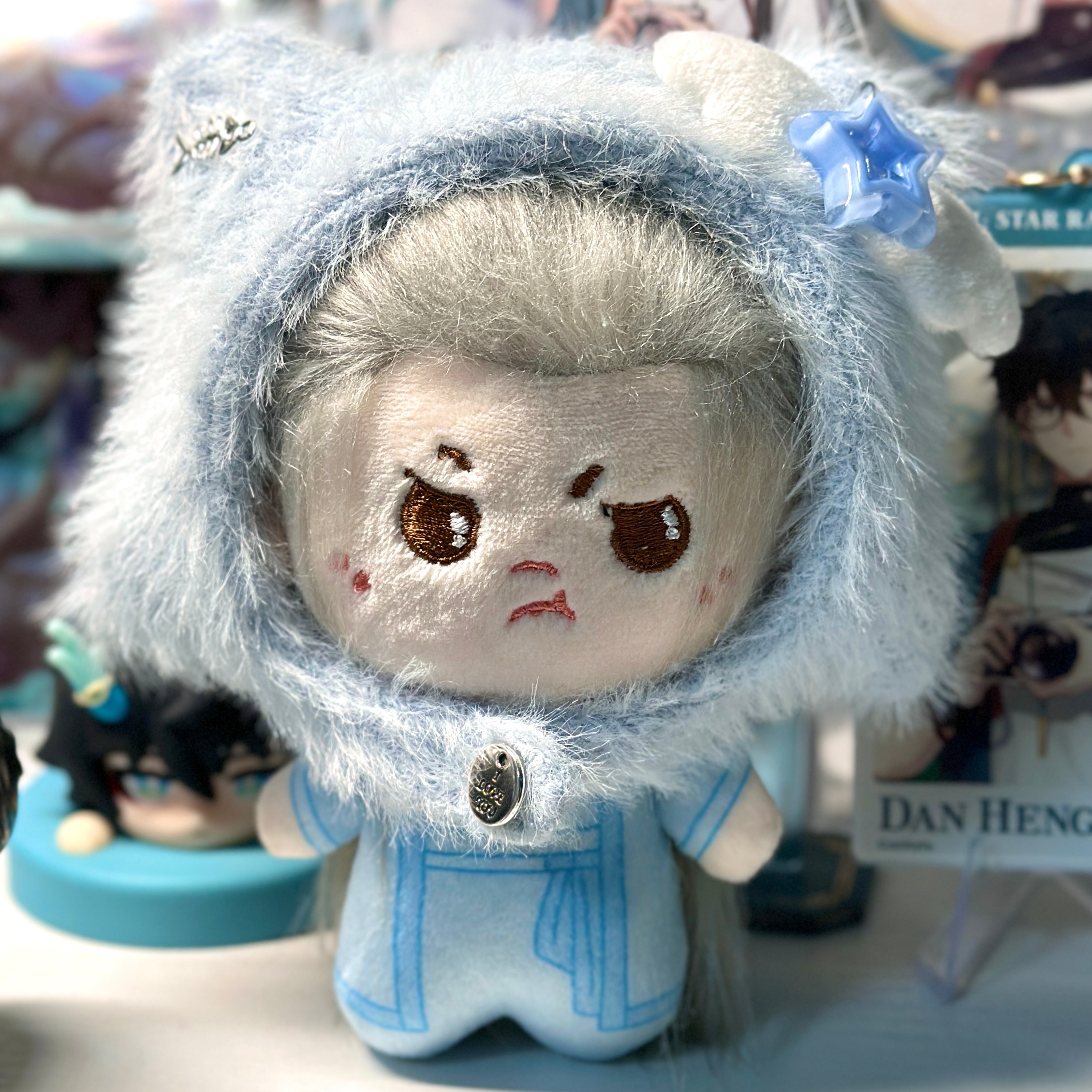 戴上头套顺眼多了 