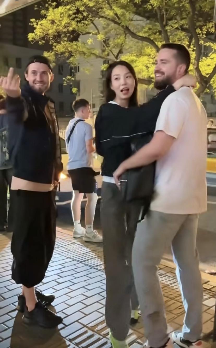 她说：有狐臭，我也喜欢

她又说：有胡子，很性感

她还说：我要一次拥有两个夏日