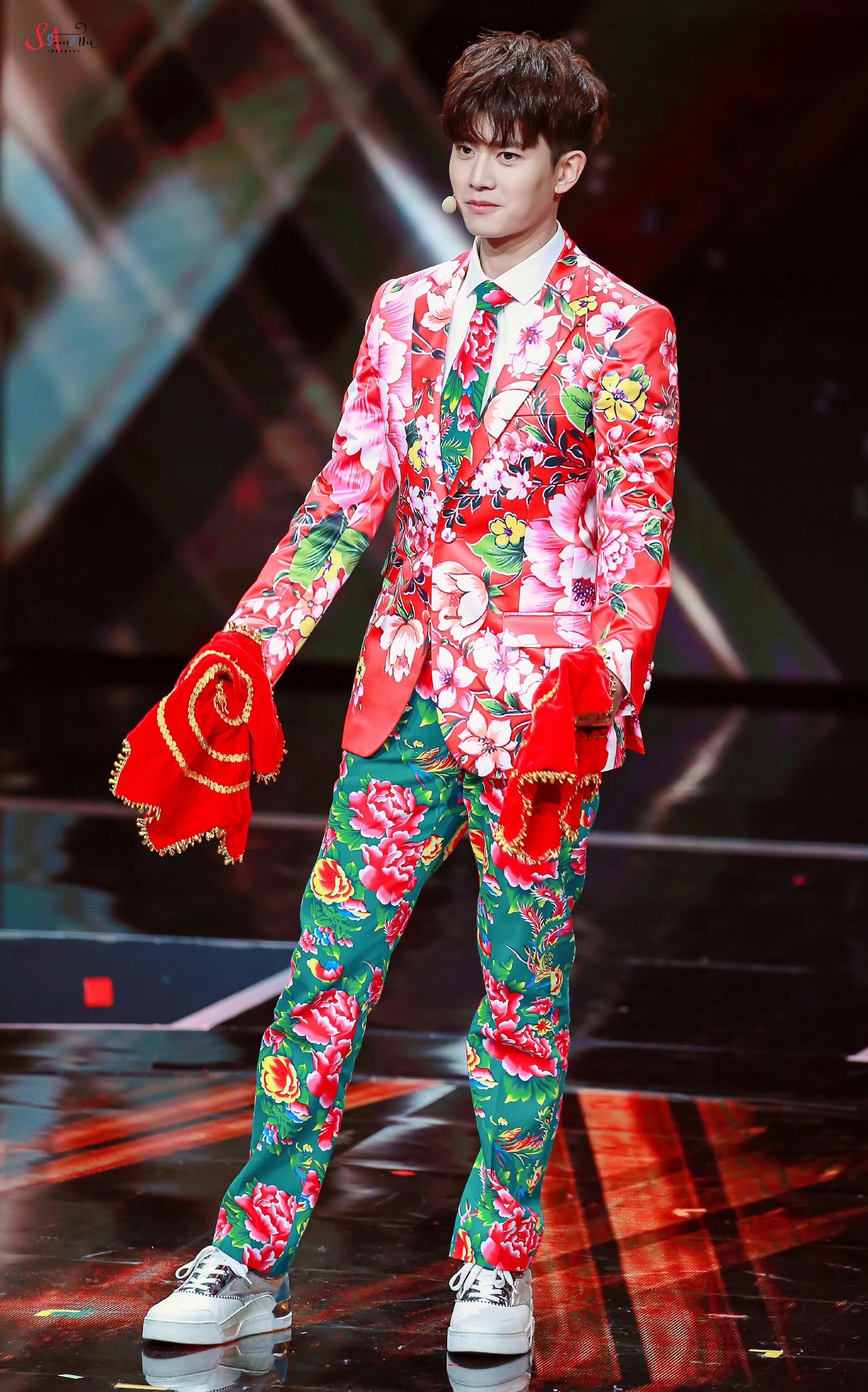 任嘉伦穿东北大花袄给大家拜年啦！好多绝活，太喜庆，太让人稀罕了❗️