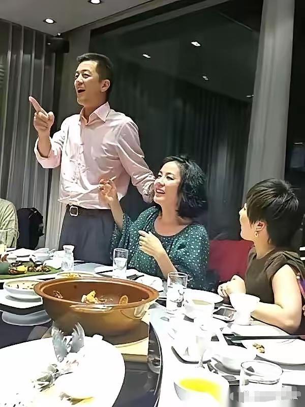 菲姐那时候很开心，也不太耍酷就如同寻常女人一般。与李亚鹏在一起的菲姐也有圆润的时