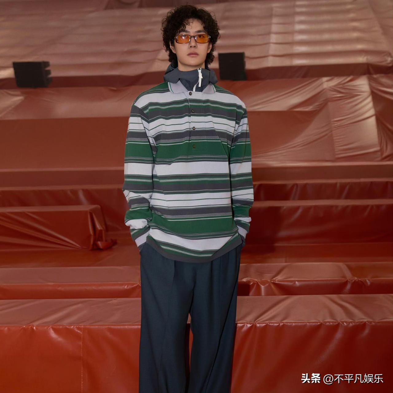 王一博大秀内场出图瞬间引爆热搜！他以一袭黑色廓形西装亮相，金属链条与铆钉细节打破