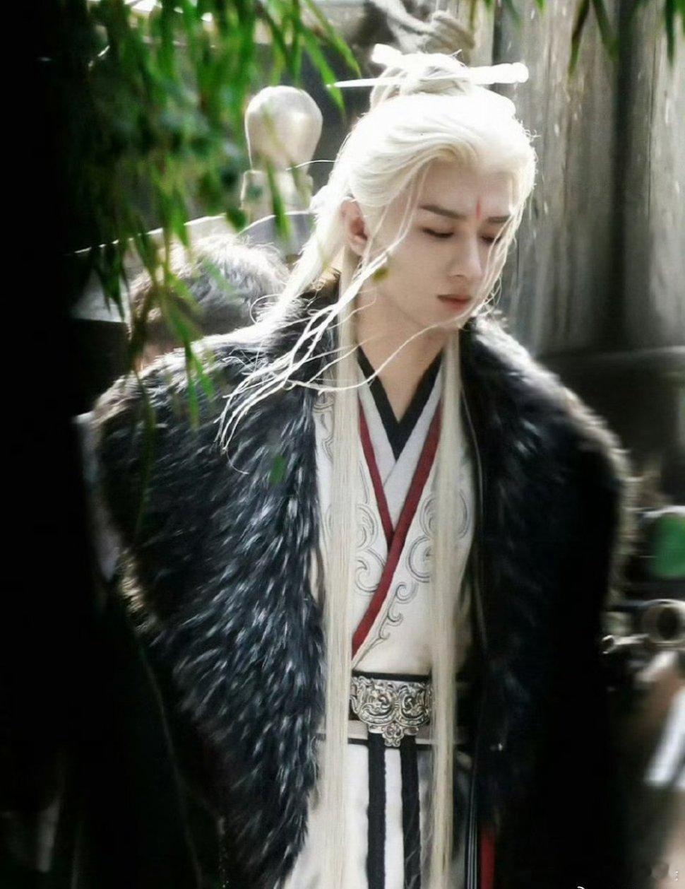 成毅携双角色杀进年度TOP3 2025微博年度热议男性角色榜揭晓！成毅凭《赴山海