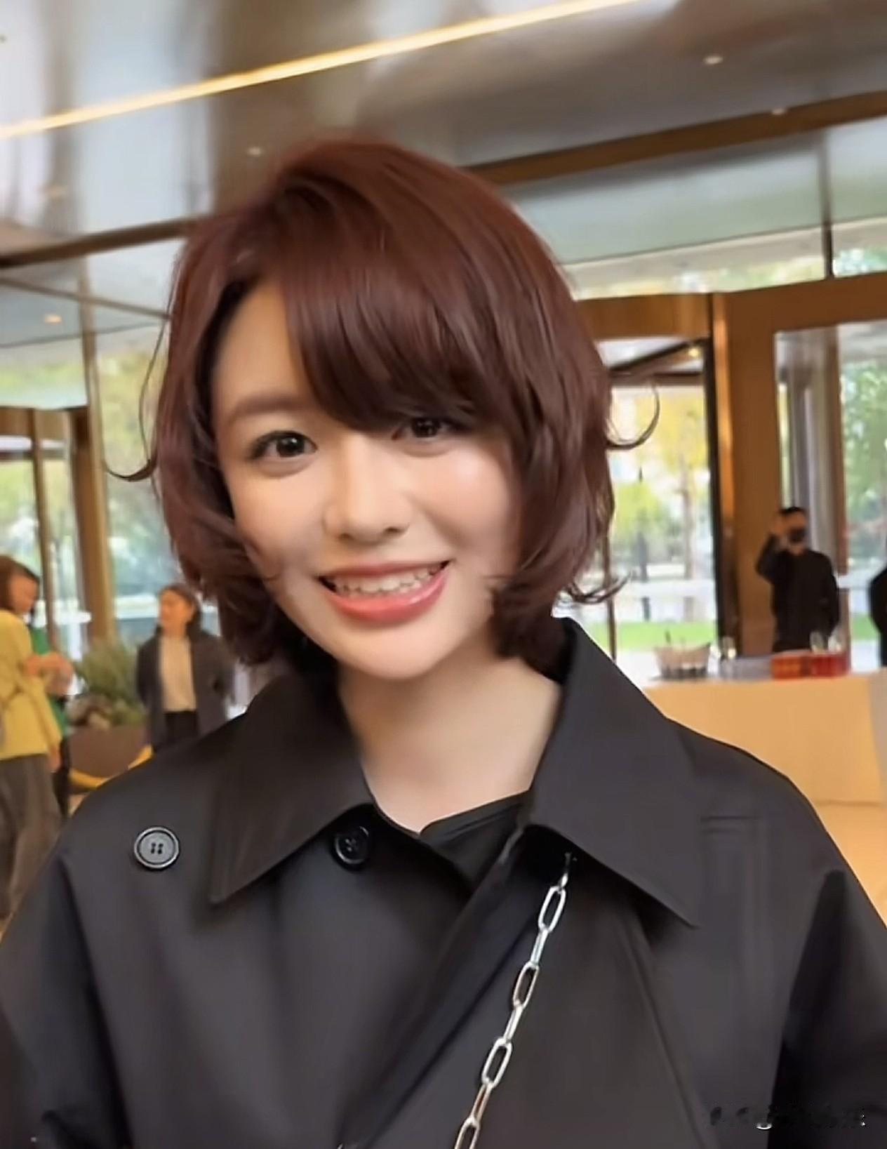 黄晓明签约新人刷屏！这双“漫画眼”真没开特效？

开头：
这年头，娱乐圈最不缺的