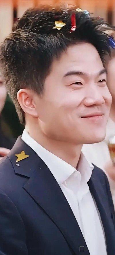 董宇辉说：“对于学习，不要给孩子讲大道理，你跟他说考个好高中好大学，以后找个好工