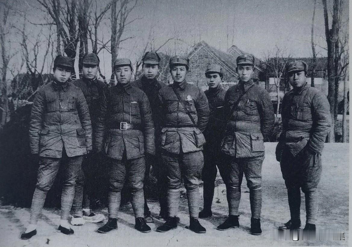 1938年，山东纵队五支队主要领导人合影。前排左起：蔡雍泉、高锦纯、黎玉、赵一萍