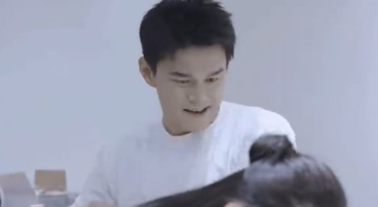 孙杨隔空向张豆豆挥拳的表情孙杨向张豆豆挥拳的表情孙杨 私生子传闻，上综艺都不藏一