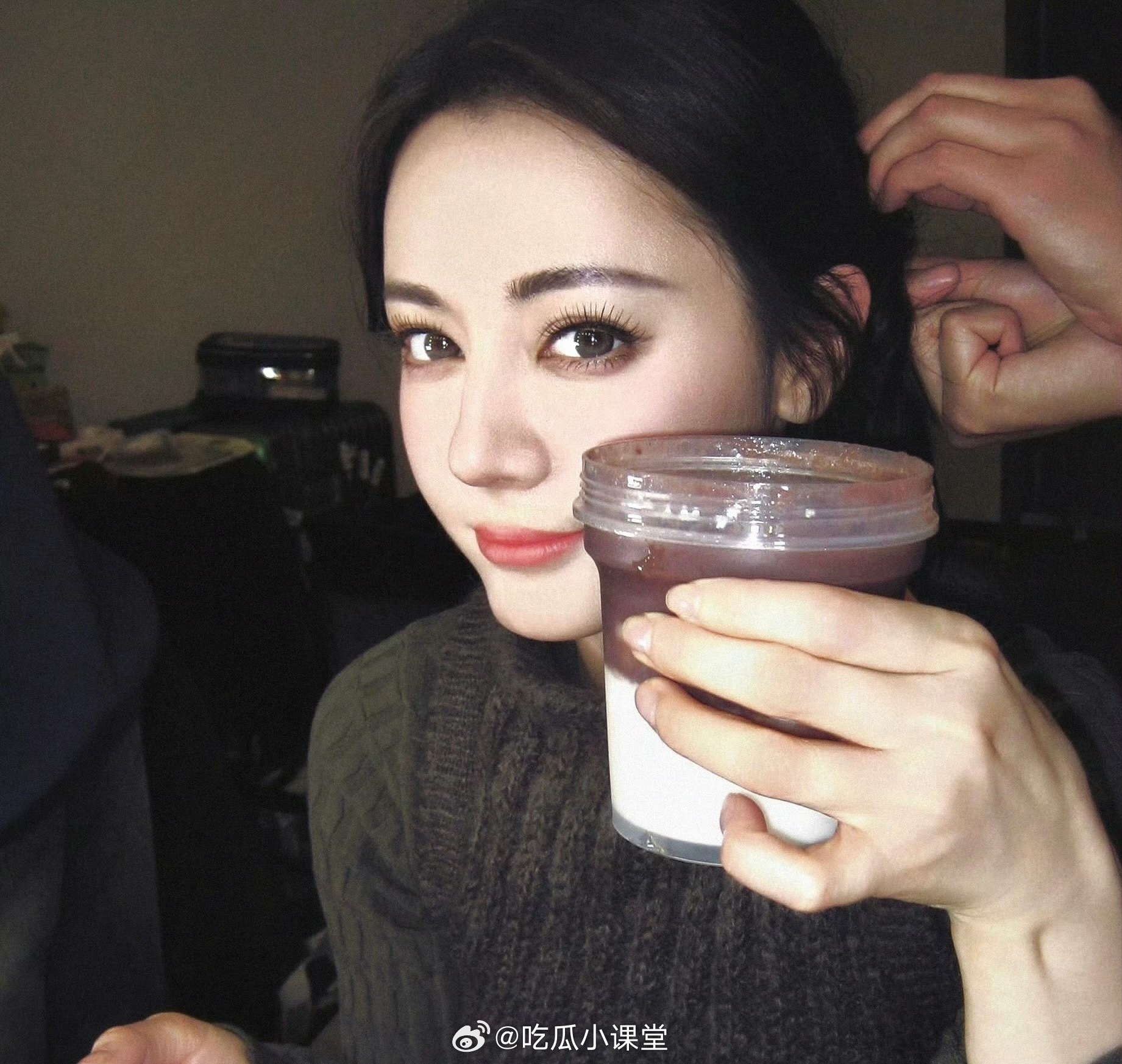 迪丽热巴新经纪人郝阿三上岗了终于等到这一天！迪丽热巴的新经纪人郝阿三今天正式到岗