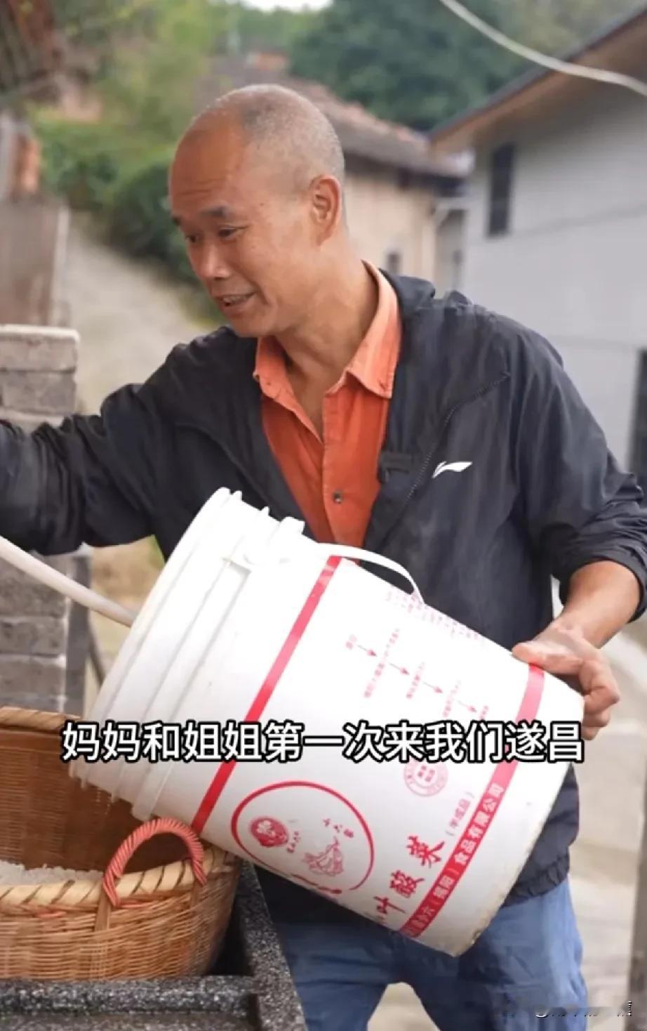 肉丝妈妈和姐姐来到中国，吴建云亲自打了好吃的麻糍，还精心准备了一大桌美食来招待她