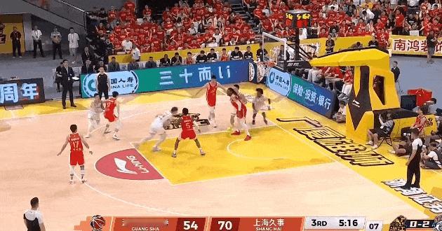 广厦彻底崩盘了，被上海打得毫无还手之力！在今晚CBA总决赛G3的第三节比赛中，古