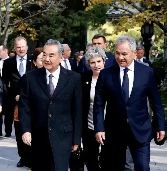 中俄两个大国在这个时候开启了闭门会议，谈的内容肯定离不开如今的中日关系和俄乌战争