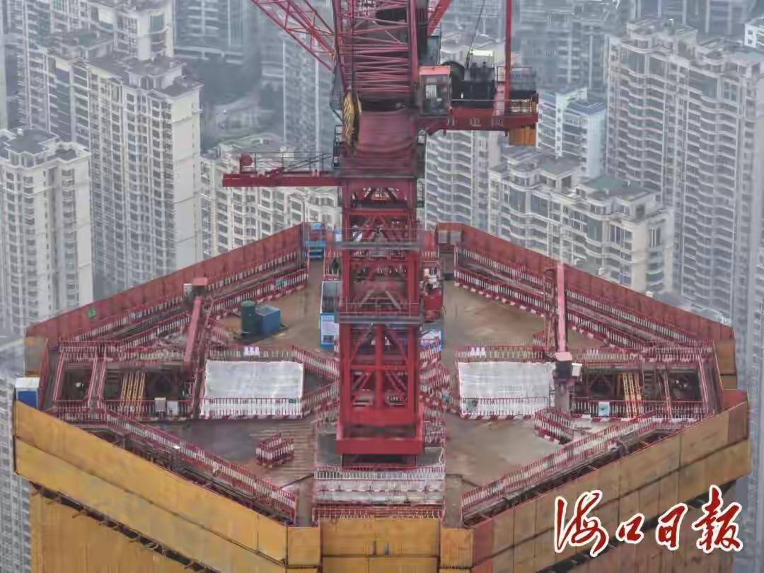 【海南天际线刷新！“第一高楼”突破400米大关】

12月16日，在海南全岛封关