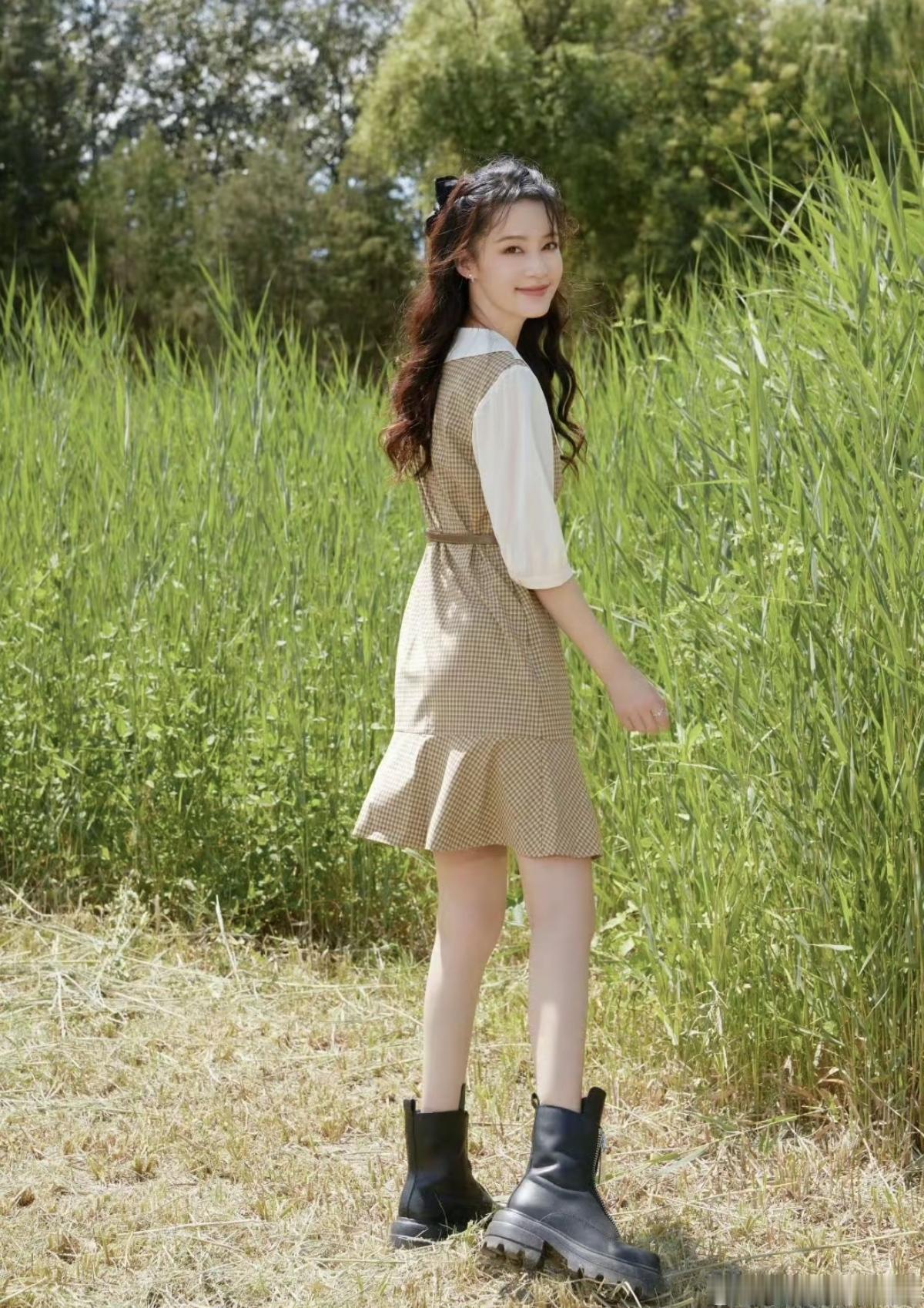 芦苇丛里的温柔少女李沁，格纹裙搭配马丁靴，清新又灵动[赞][给力]娱乐明星