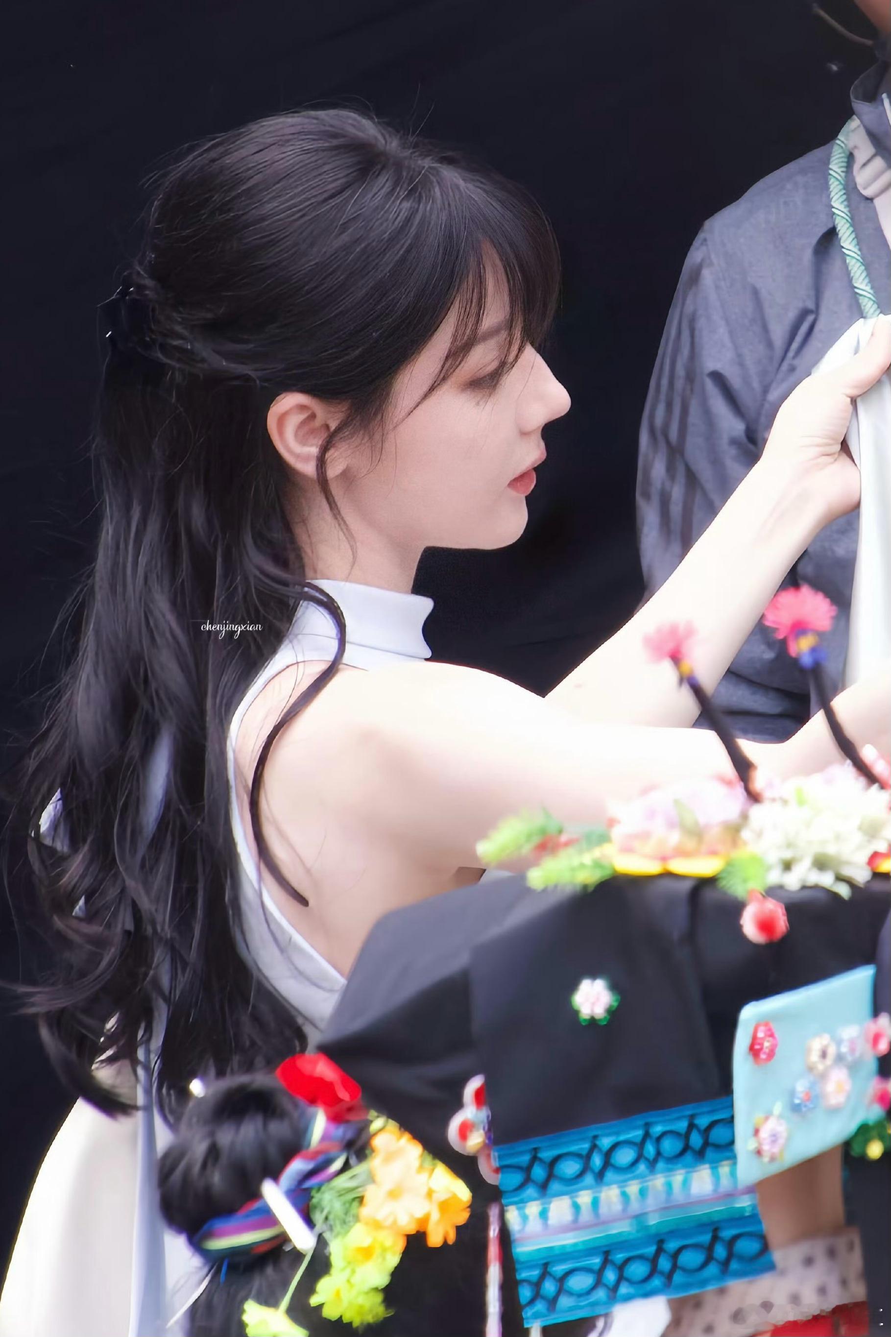 迪丽热巴卫蓝白色连衣裙 卫蓝的新皮肤也太好看了吧！💙 一袭白裙温柔到发光，自带