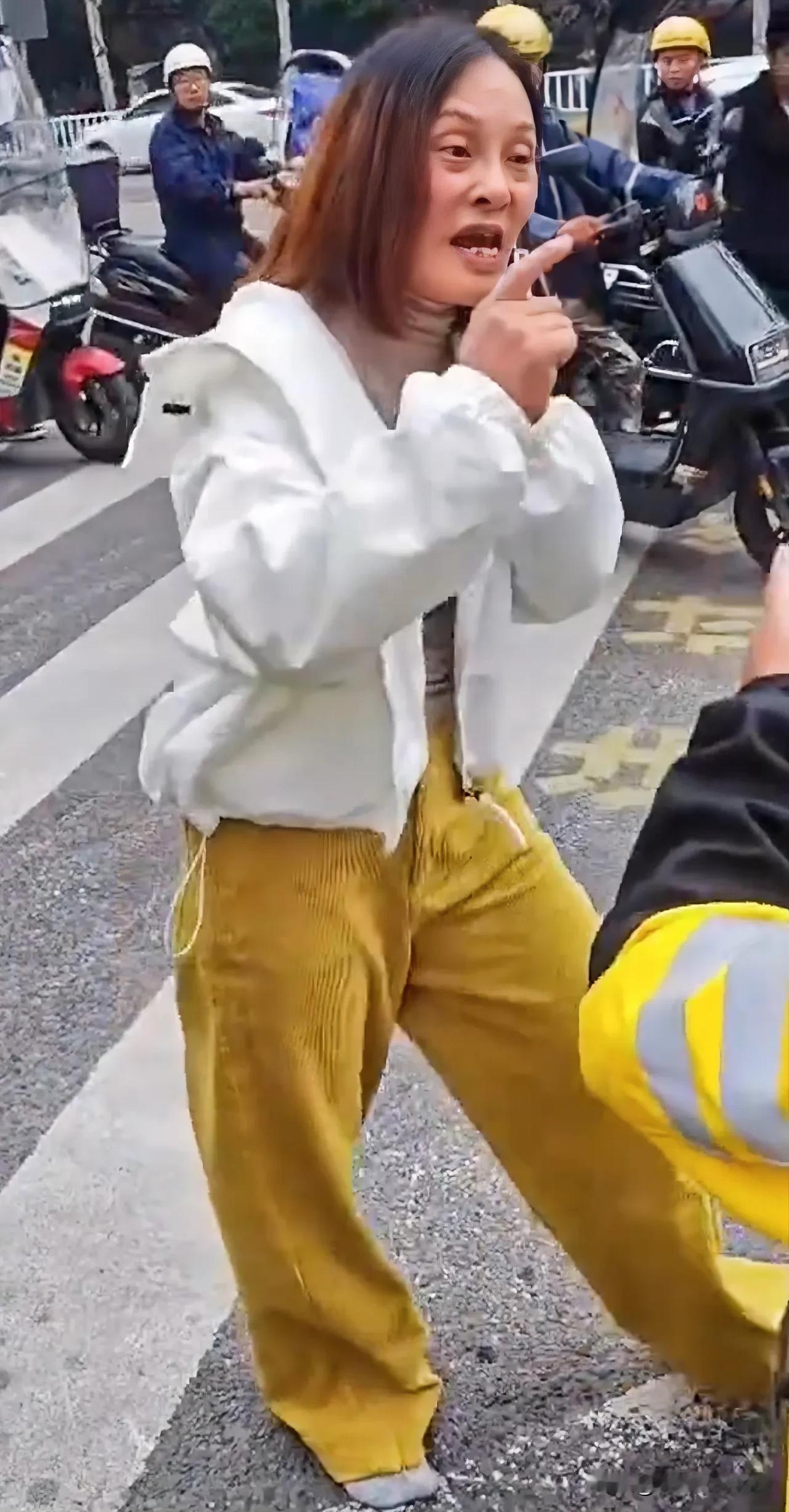 这就是殴打21岁外卖小哥的42岁黄女士，面目狰狞，一无是处，就人长得“漂亮”。时