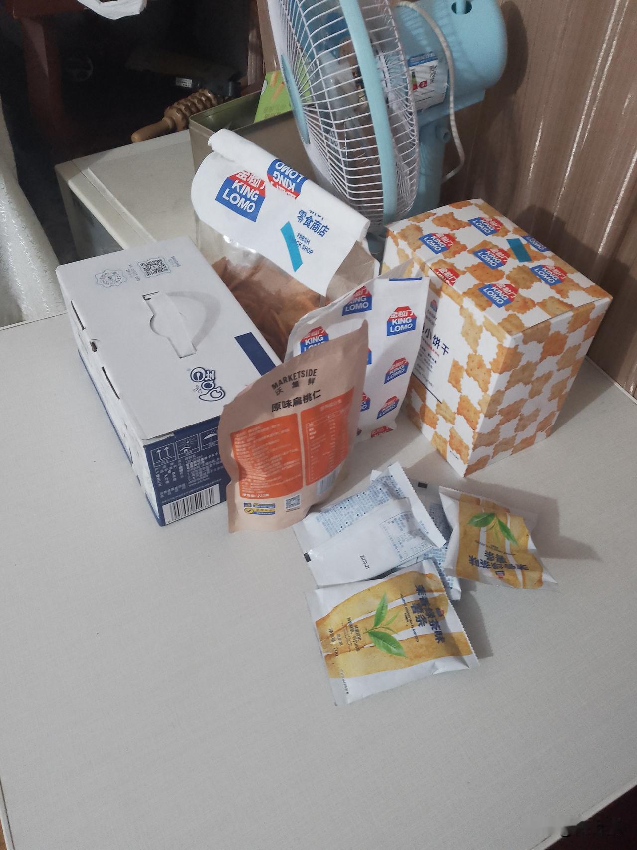 姨妹子的几袋零食真的值！

没想到小孙这么容易被收买！
几袋零食小木子就把我们丢