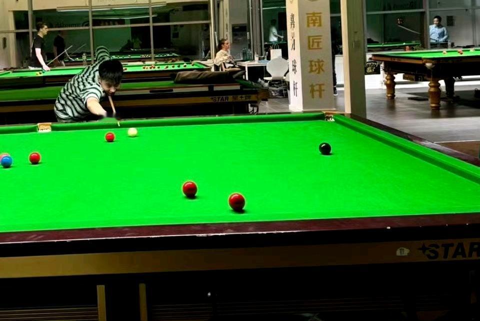 在等待正赛对手的同时，赵心童也没闲着，除了刻苦练球，他还邀请几位同乡好友去吃日本