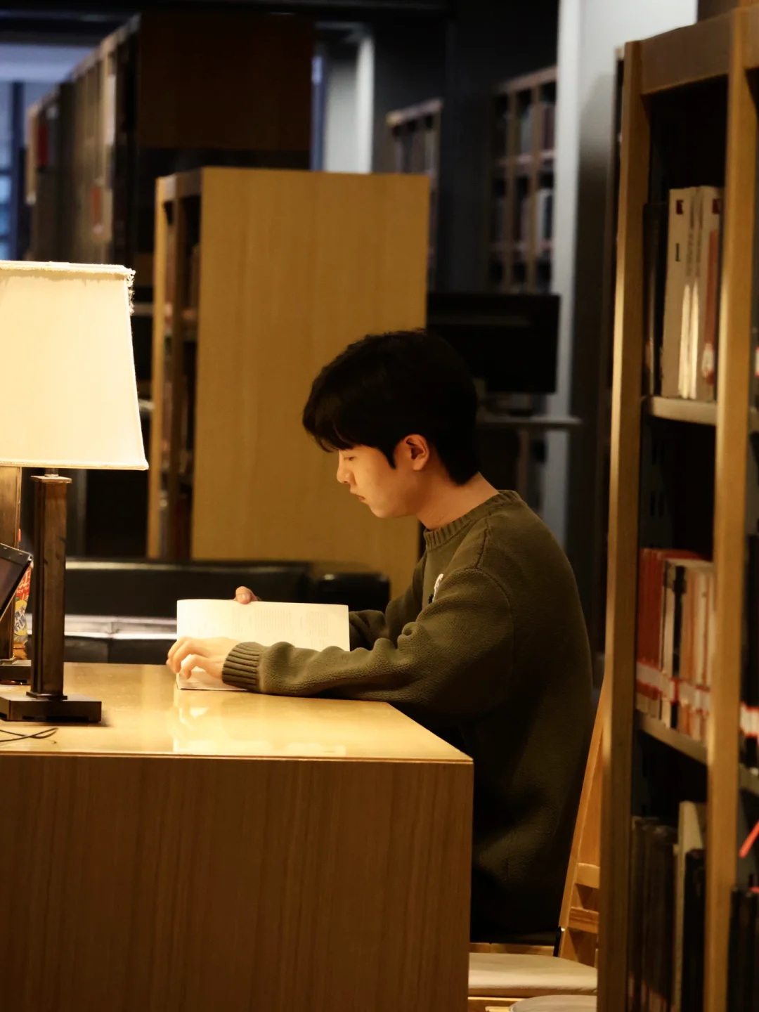 法学生一定要经常读书！