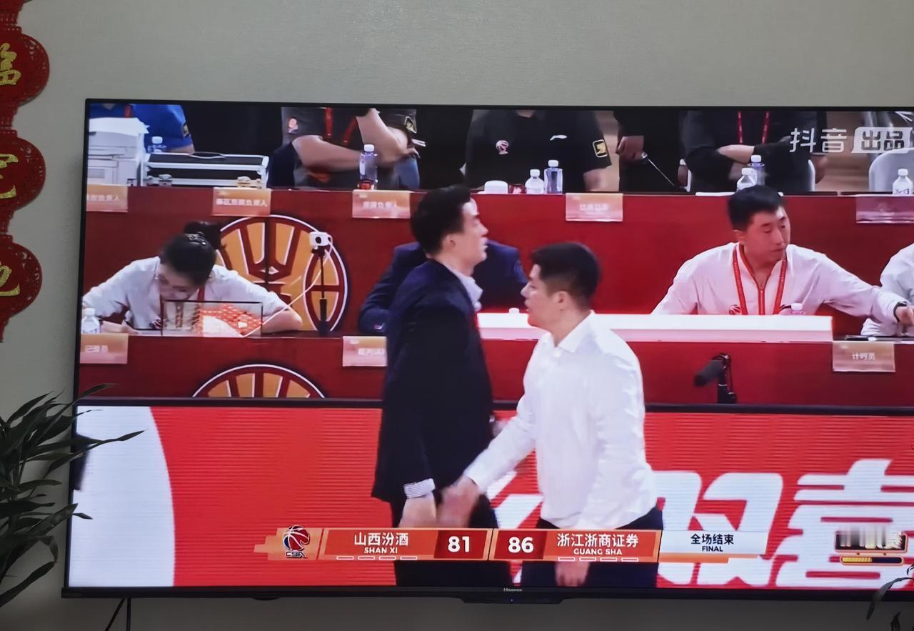 CBA季后赛8进4阶段已经打完两场，上海久事和深圳马可波罗都是2-0横扫对手晋级