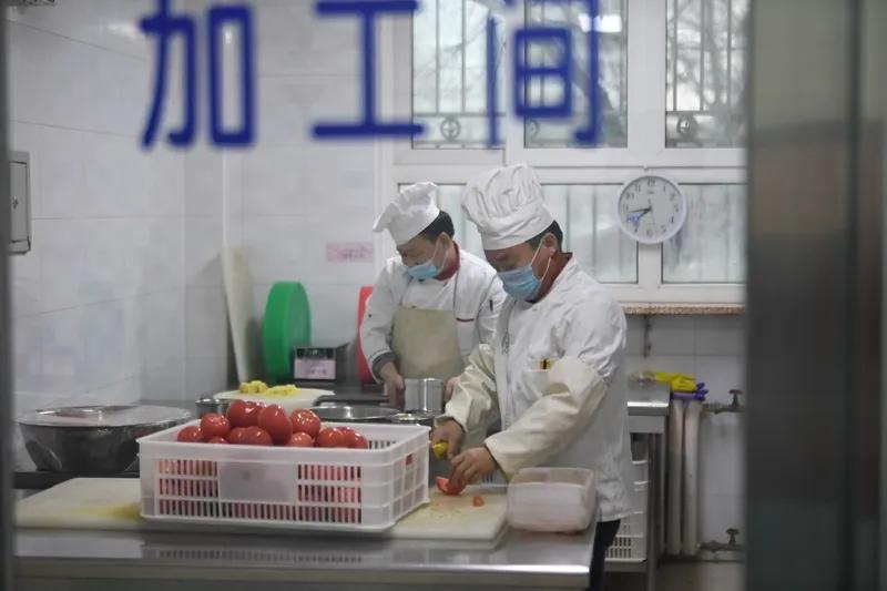 不知道大家和我是否一样，有开学焦虑症。
一想到开学后要吃学校大锅饭，我就没有了胃