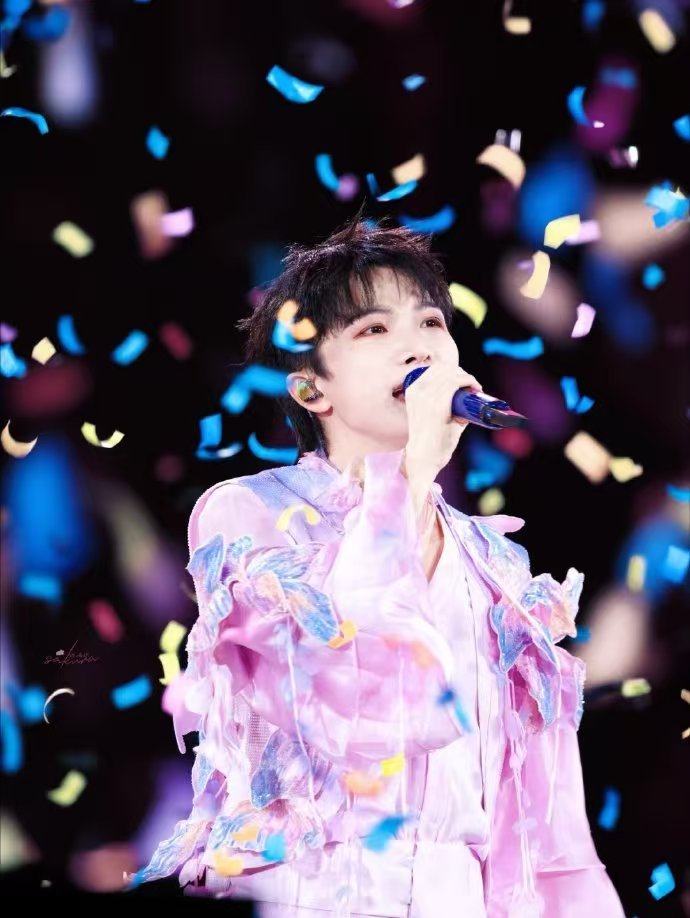 周深叮叮当当传到海外 哇哦！周深春晚《吉量》在英国街头“圈粉”！纽卡斯尔游行，几