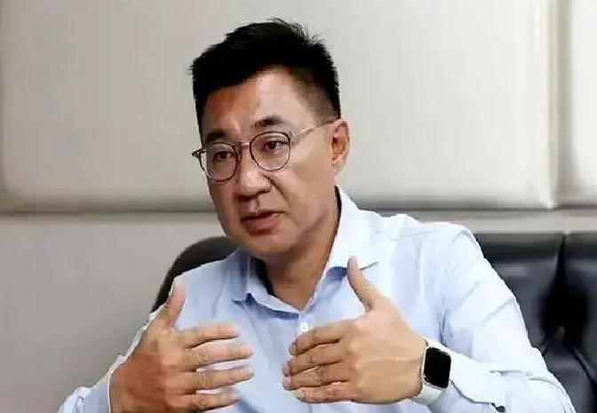 郑丽文刚把神秘盟友请上台，麦克风还没握热，杨琼璎一个箭步冲上去直接开讲，把人家晾