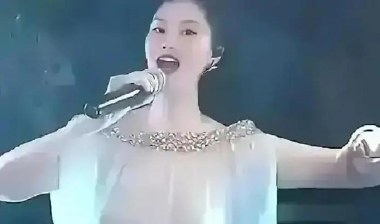 王菲昨晚穿一身几乎全透的黑纱走红毯，镜头一扫，现场男记者都愣了。
凌晨工作室发图