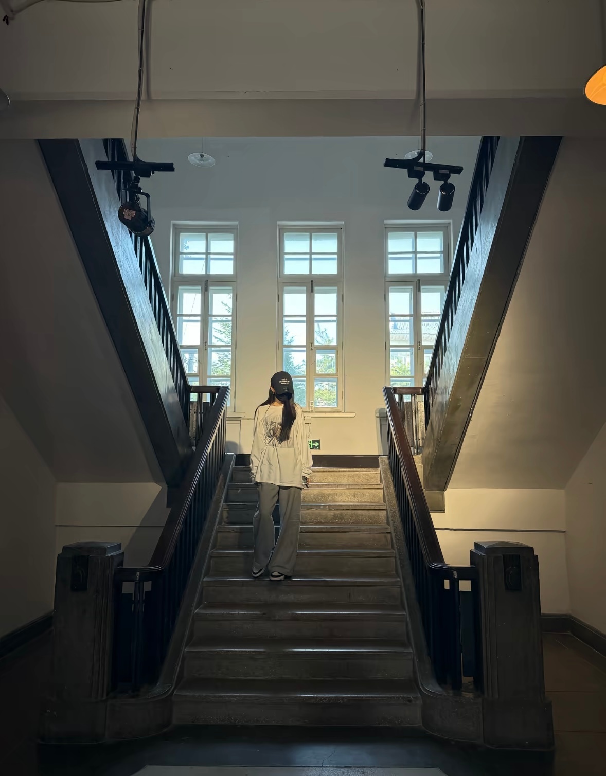 是迎着风奔跑的治愈系少女呀～在山水间捕捉阳光的形状每一帧都美成明信片📮杨幂的国