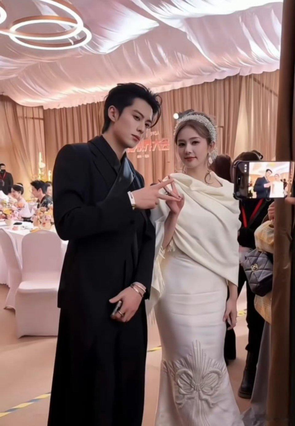 白鹿王鹤棣坐一起网友说好像看到一对新人[亲亲] ​​​