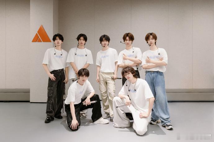 #时代少年团最新训练照##时代少年团演唱会训练合照# 从训练照中感受时代少年团的